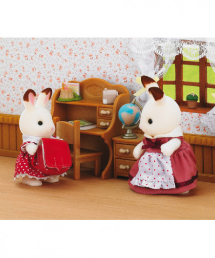 LA FILLE LAPIN CHOCOLAT ET BUREAU